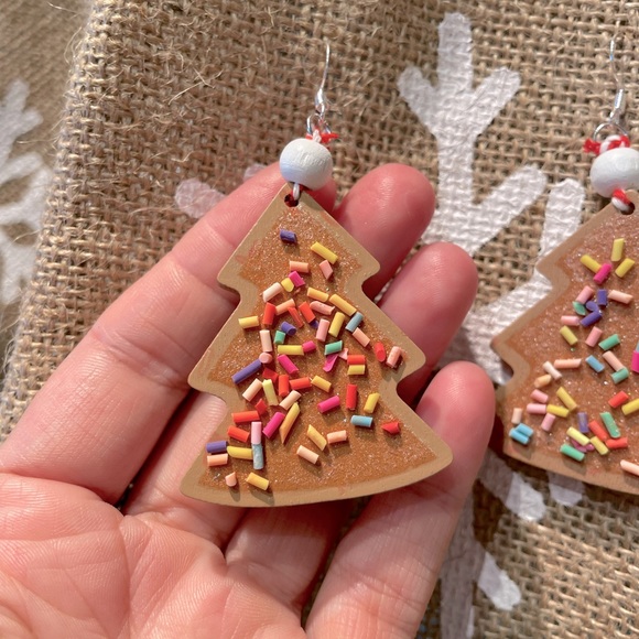 Mini gingerbread Christmas tree with sprinkles ornament earrings - Picture 3 of 4